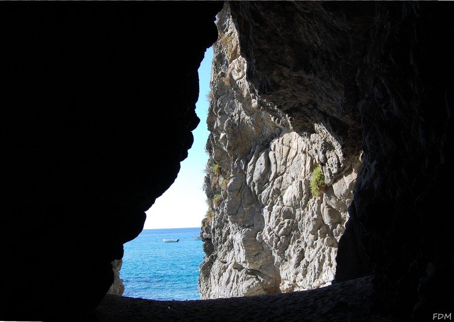 Calabria - scogliera di Copanello e grotte di San Gregorio